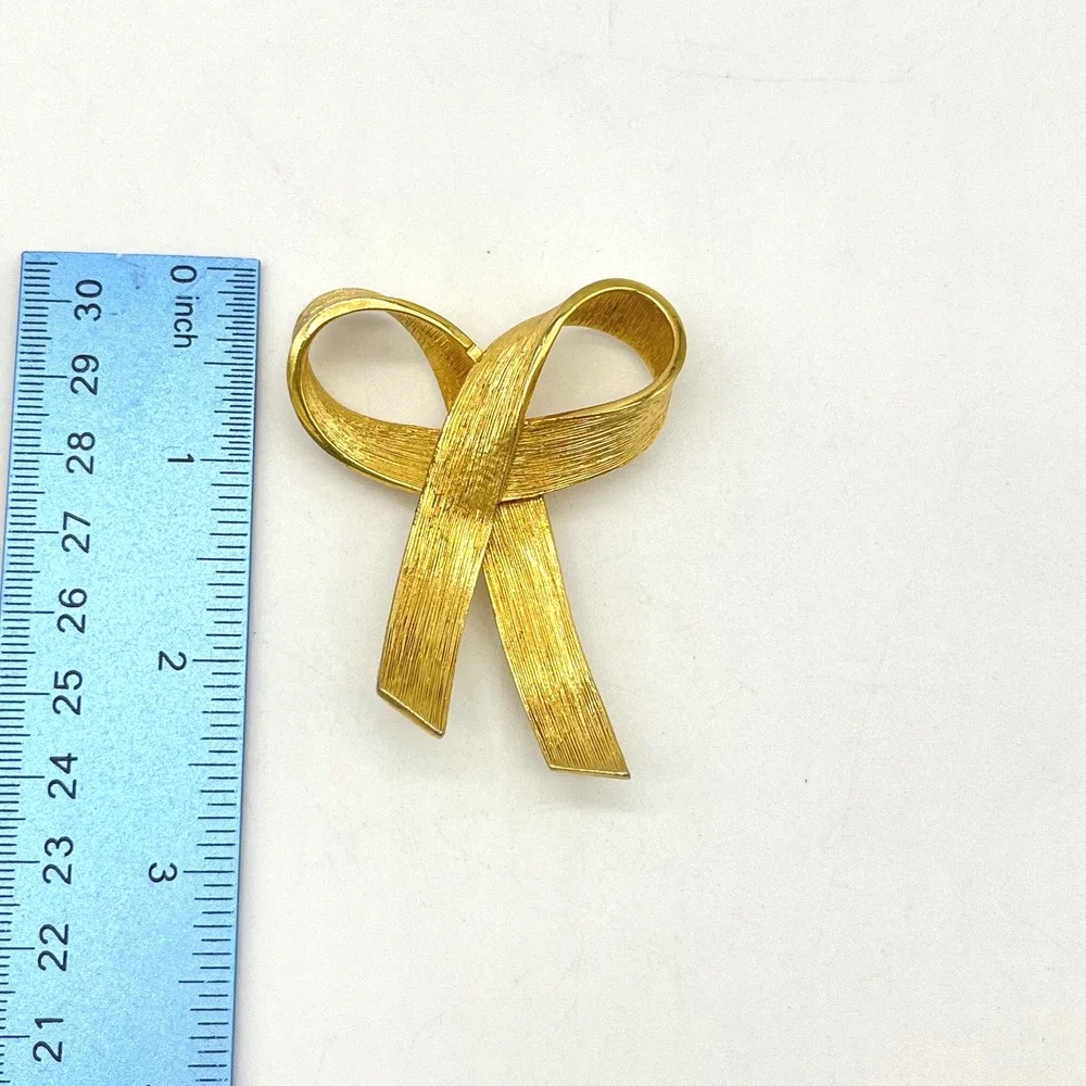 Vintage Gold Tone Ribbon Brooch‎ Pin Textured Elegant Statement Jewelry